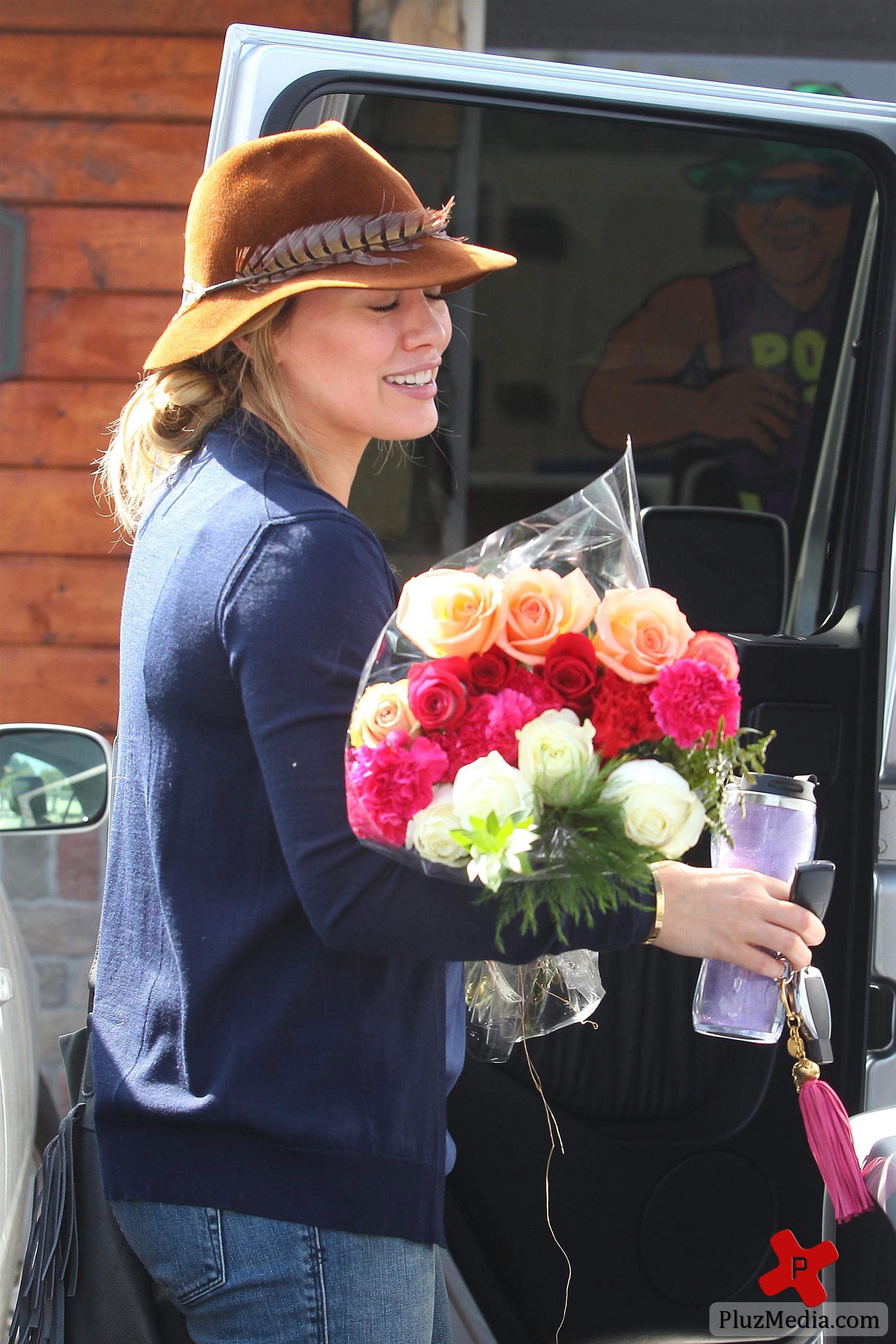 Pregnant Hilary Duff receives flowers from a paparazzo | Picture 88889